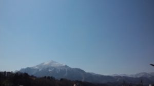 本日の武甲山まだ白いです！